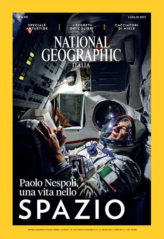 Phi hành gia Paolo Nespoli ngồi bên trong buồng lái giả lập tàu Soyuz, được chiếu sáng bằng đèn flash của iPhone. (Ảnh: Alessandro Barteletti)