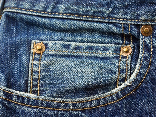 Đa số những quần Jean hiện nay đều có túi nhỏ này ngay trên túi to phía trước. Nguồn: istock