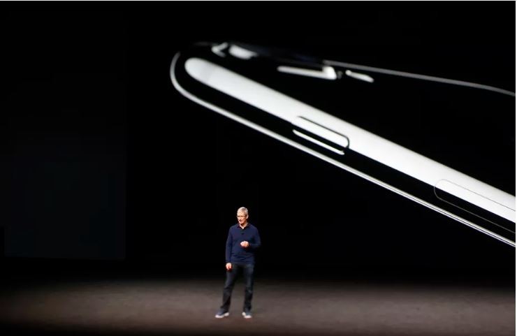 Tim Cook giới thiệu dòng iPhone 7 trong lễ ra mắt được tổ chức vào năm 2016 (Ảnh: Getty Images)