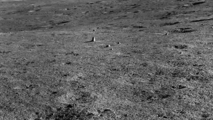 tảng đá kỳ lạ được phát hiện trên Mặt Trăng (Ảnh: Slash Gear)