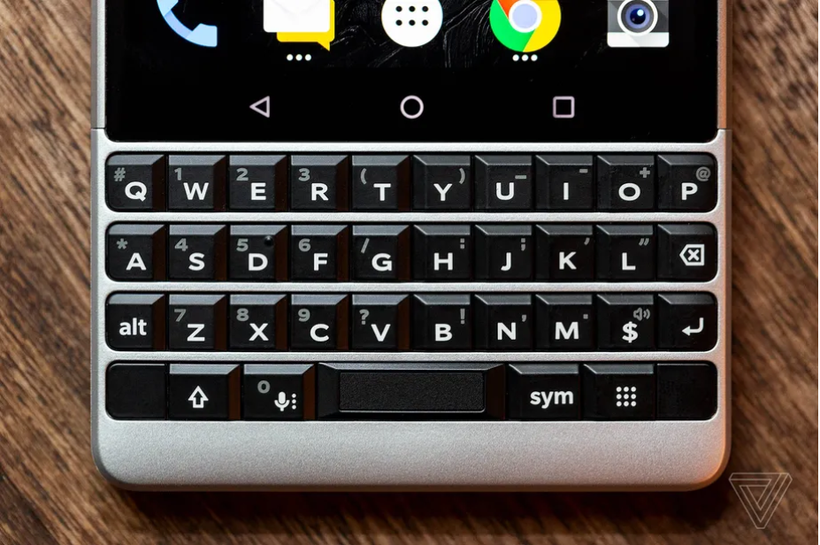 Bàn phím QWERTY là nét đặc trưng không thể lẫn vào đâu được trên những chiếc điện thoại BlackBerry (Ảnh: The Verge)