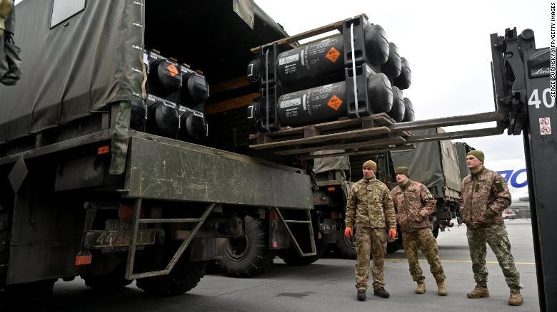 Điều gì sẽ xảy ra với số vũ khí mà Mỹ đang viện trợ cho Ukraine? (Ảnh: CNN)