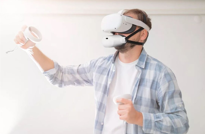 Chiếc mic VR độc lạ được giới thiệu trong triển lãm CES 2023 (Ảnh: Tech Spot)