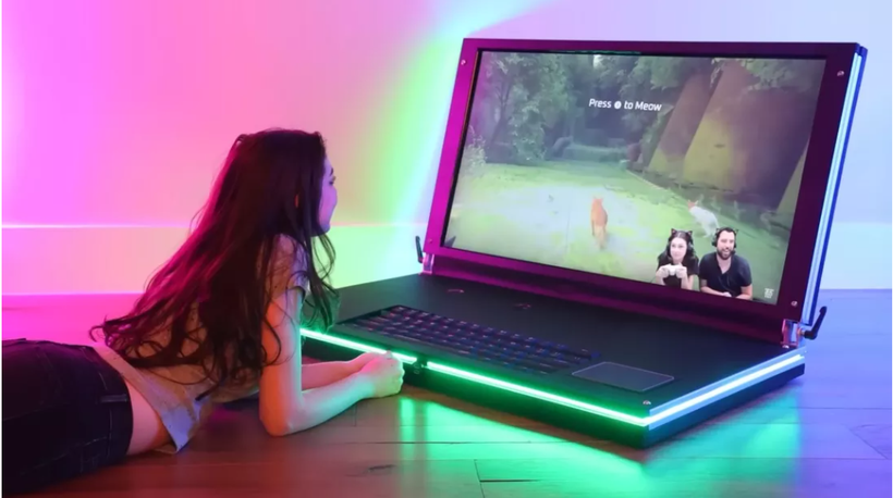 Cặp đôi Youtuber chế tạo thành công mẫu laptop gaming lớn nhất thế giới (Ảnh: Tech Spot)