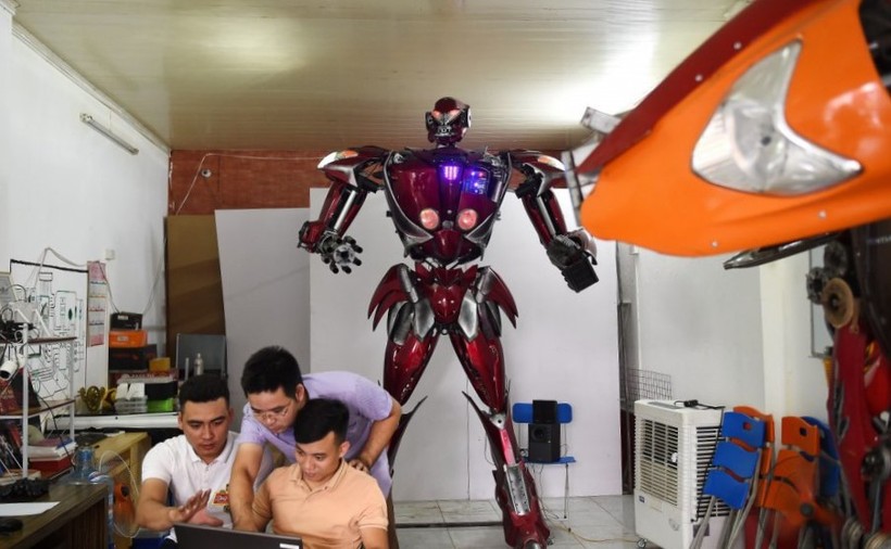 Robot One được nhóm Robot Bank chế tạo từ phụ tùng xe máy Honda và SYM bỏ đi. Ảnh: AFP