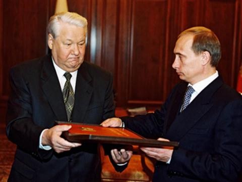 Tổng thống đầu tiên của nước Nga Boris Yeltsin trao Quyền tổng thống Nga cho V.Putin (Ảnh: Sputnik).