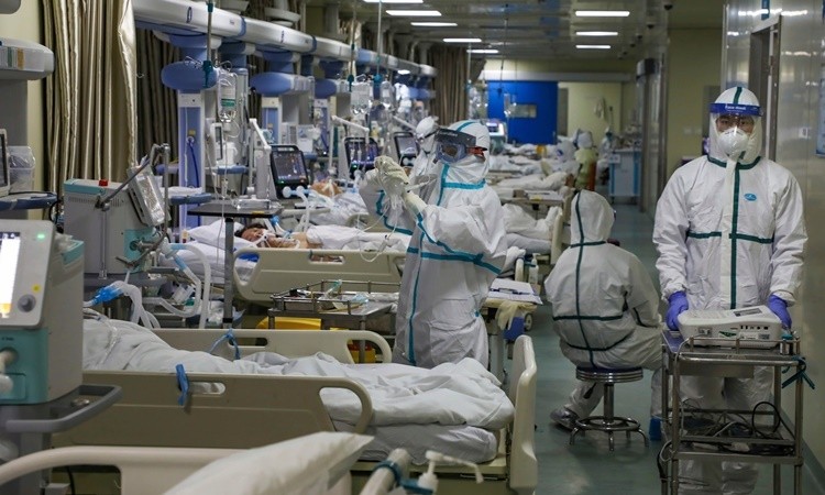 Các nhân viên y tế làm việc tại phòng chăm sóc đặc biệt được cách ly thuộc một bệnh viện ở Vũ Hán (Ảnh: AP).