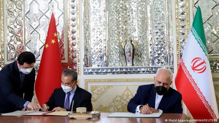 Bộ trưởng Ngoại giao Iran Zavad Zarif (phải) và Bộ trưởng Ngoại giao Trung Quốc Vương Nghị (trái) kỷ Thỏa thuận chiến lược Iran-Trung Quốc ngày 27/3/2021 tại Tehran (Ảnh: TASS)