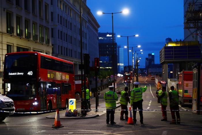 Cảnh sát Anh đứng ở phía bắc cầu London, sau vụ tấn công hôm 4/6/2017