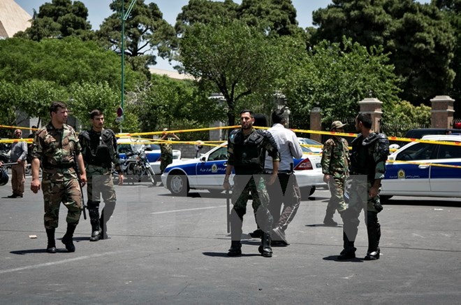 Cảnh sát Iran làm nhiệm vụ bên ngoài tòa nhà Quốc hội ở Tehran sau vụ tấn công ngày 7/6