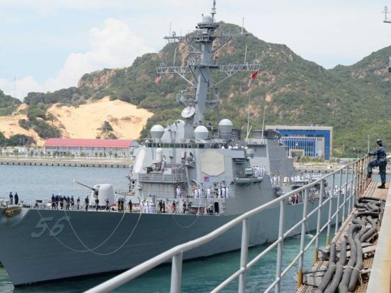 Tàu khu trục có tên lửa dẫn đường USS John S. McCain  ghé cảng Cam Ranh (Khánh Hòa) hôm 2/10/2016.