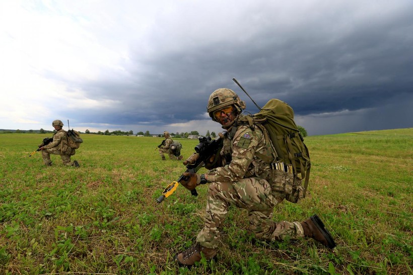 Quân lính Anh tham gia tập trận mô phỏng phòng thủ Hành lang Suwalki ở Mikyciai, Lithuania, ngày 17/6/2017.