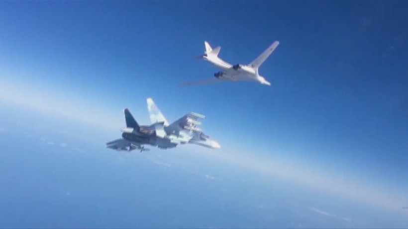 Chiến đấu cơ Su-30SM hộ tống máy bay ném bom chiến lược tầm xa Tu-160 Nga tấn công phiến quân tại Syria