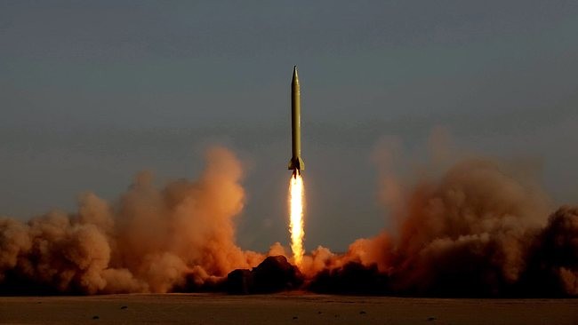 Tên lửa đạn đạo tầm trung Shahab-3 rời bệ phóng trong một lần thử nghiệm