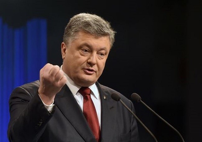 Tổng thống Petro Poroshenko phát biểu trong cuộc họp báo ở Kiev. 