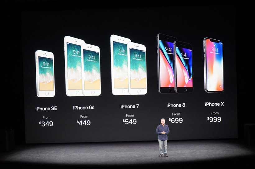 CEO Apple, Tim Cook trong lễ ra mắt iPhone X (ảnh: Tech Insight)