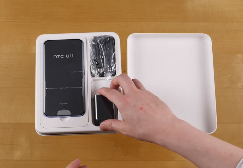 Mở hộp siêu phẩm HTC U 11 ảnh 3