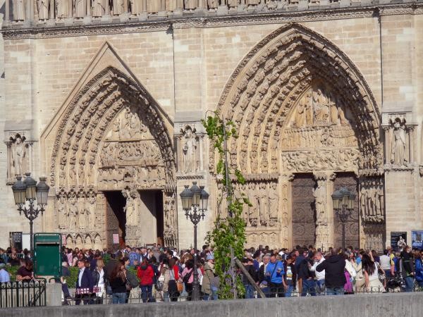 Chùm ảnh về vẻ đẹp của Nhà thờ Đức Bà Paris trước vụ hỏa hoạn làm sập mái vòm và tháp đêm 15/4 ảnh 9
