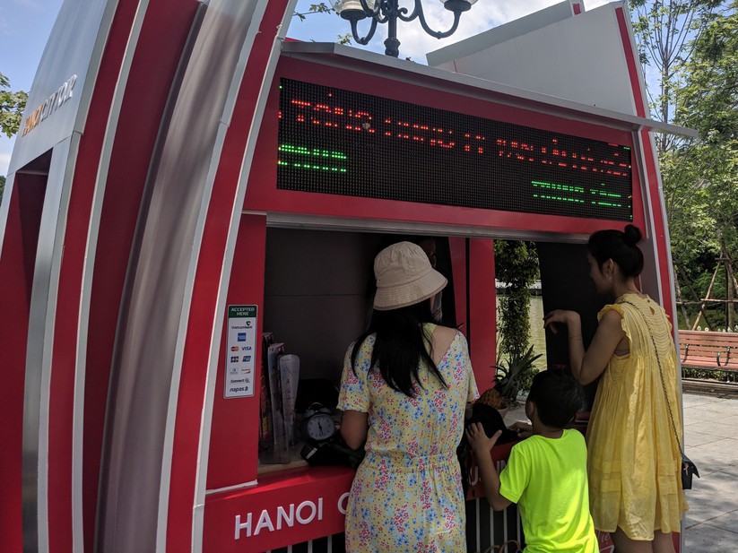 Trải nghiệm xe buýt 2 tầng mui trần trong ngày Hà Nội nắng 39 độ ảnh 5