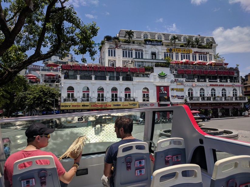 Trải nghiệm xe buýt 2 tầng mui trần trong ngày Hà Nội nắng 39 độ ảnh 11