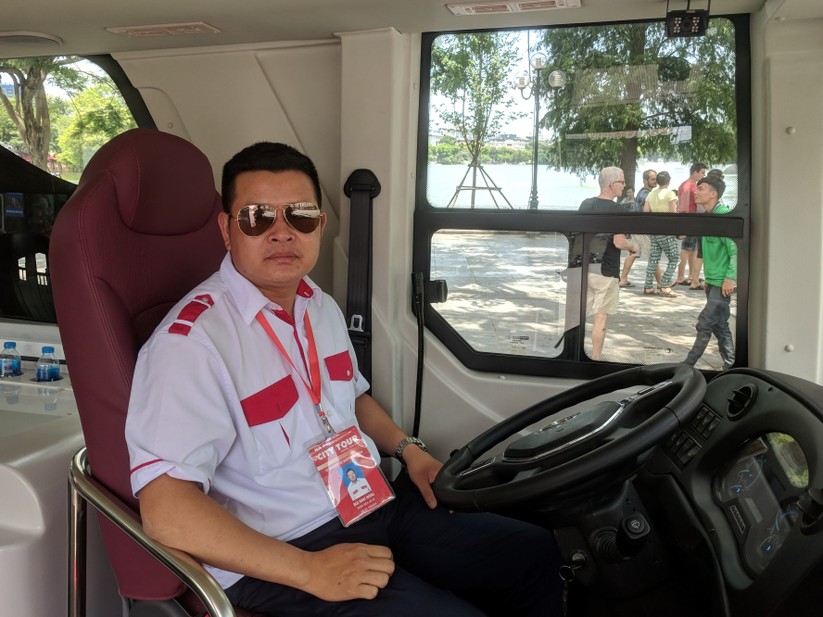 Trải nghiệm xe buýt 2 tầng mui trần trong ngày Hà Nội nắng 39 độ ảnh 16