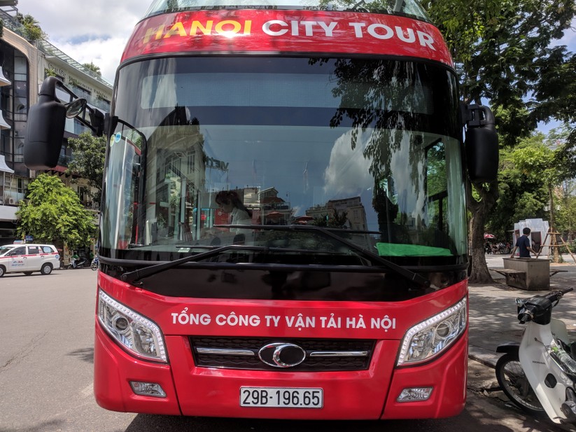 Trải nghiệm xe buýt 2 tầng mui trần trong ngày Hà Nội nắng 39 độ ảnh 3