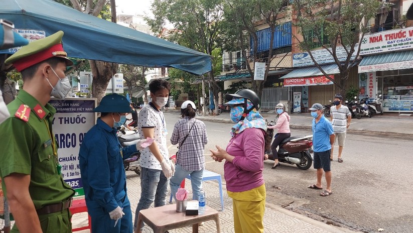 Ảnh: Ngày đầu tiên người dân Đà Nẵng đi chợ bằng phiếu để phòng COVID-19 ảnh 13