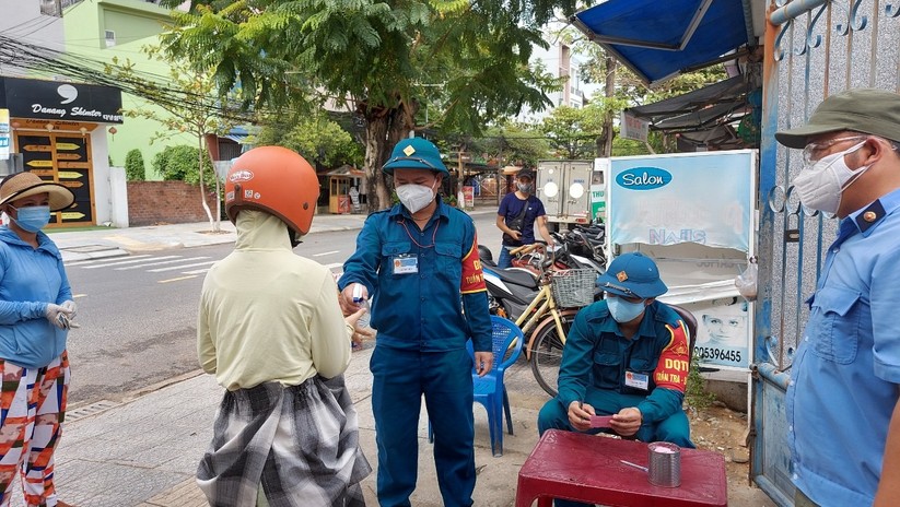 Ảnh: Ngày đầu tiên người dân Đà Nẵng đi chợ bằng phiếu để phòng COVID-19 ảnh 14