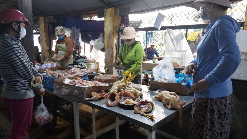 Ảnh: Ngày đầu tiên người dân Đà Nẵng đi chợ bằng phiếu để phòng COVID-19 ảnh 20