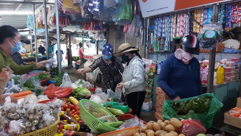 Ảnh: Ngày đầu tiên người dân Đà Nẵng đi chợ bằng phiếu để phòng COVID-19 ảnh 19