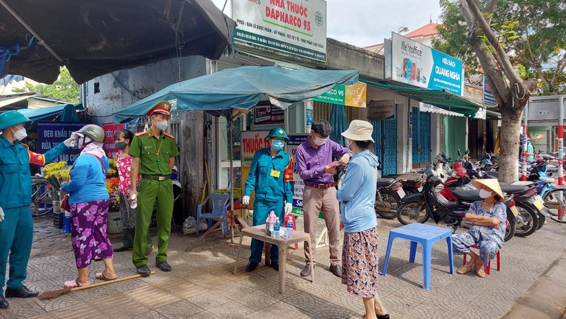 Ảnh: Ngày đầu tiên người dân Đà Nẵng đi chợ bằng phiếu để phòng COVID-19 ảnh 18