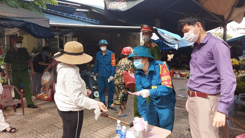 Ảnh: Ngày đầu tiên người dân Đà Nẵng đi chợ bằng phiếu để phòng COVID-19 ảnh 16