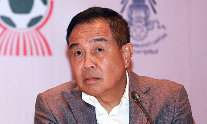 Chủ tịch Liên đoàn bóng đá Thái Lan, Somyot Pumpanmuang đang chịu nhiều sức ép dư luận (ảnh Siam Sport)