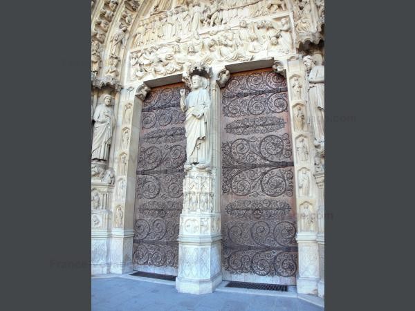 Chùm ảnh về vẻ đẹp của Nhà thờ Đức Bà Paris trước vụ hỏa hoạn làm sập mái vòm và tháp đêm 15/4 ảnh 7