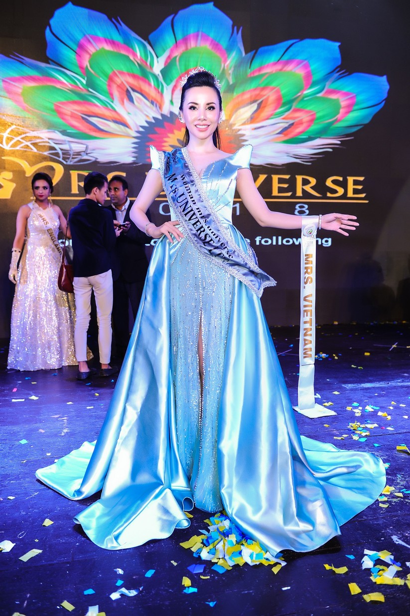 Châu Ngọc Bích đăng quang Hoa hậu Đại sứ quý bà thế giới ảnh 1