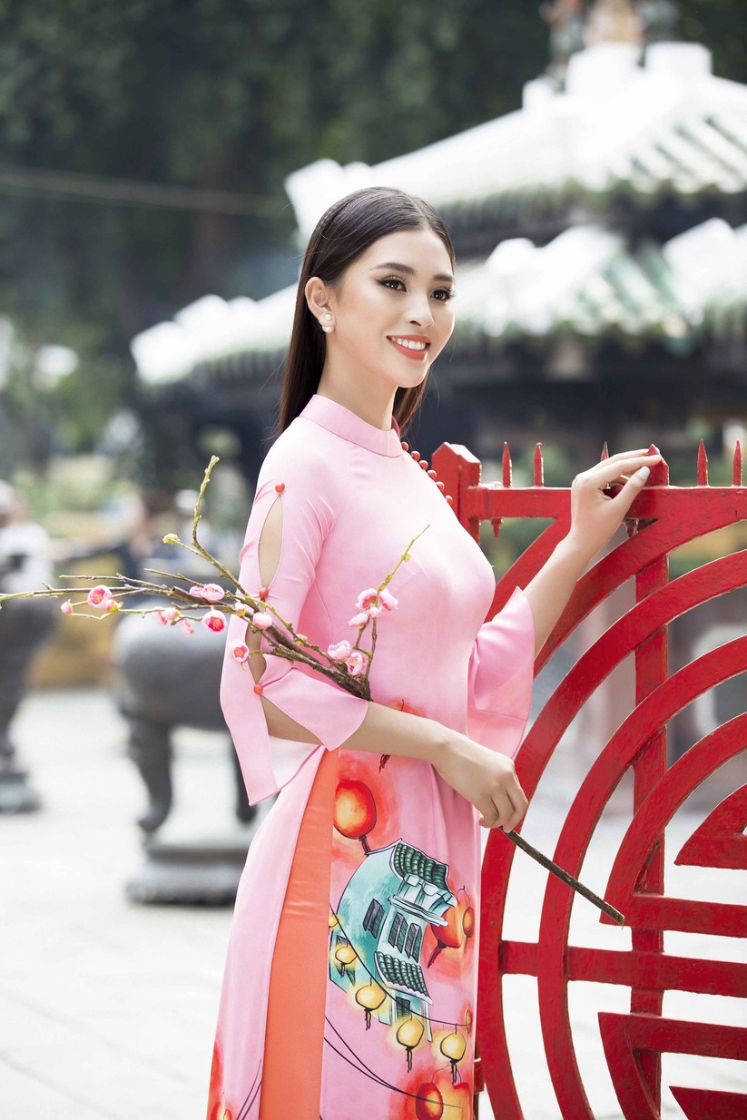 Hoa hậu Tiểu Vy khoe sắc xuân trong áo dài Ngô Nhật Huy ảnh 1
