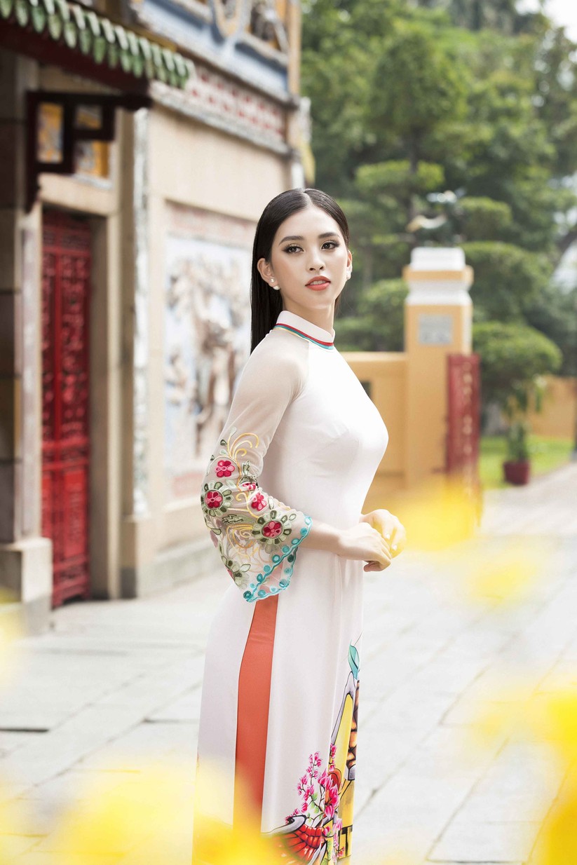 Hoa hậu Tiểu Vy khoe sắc xuân trong áo dài Ngô Nhật Huy ảnh 9