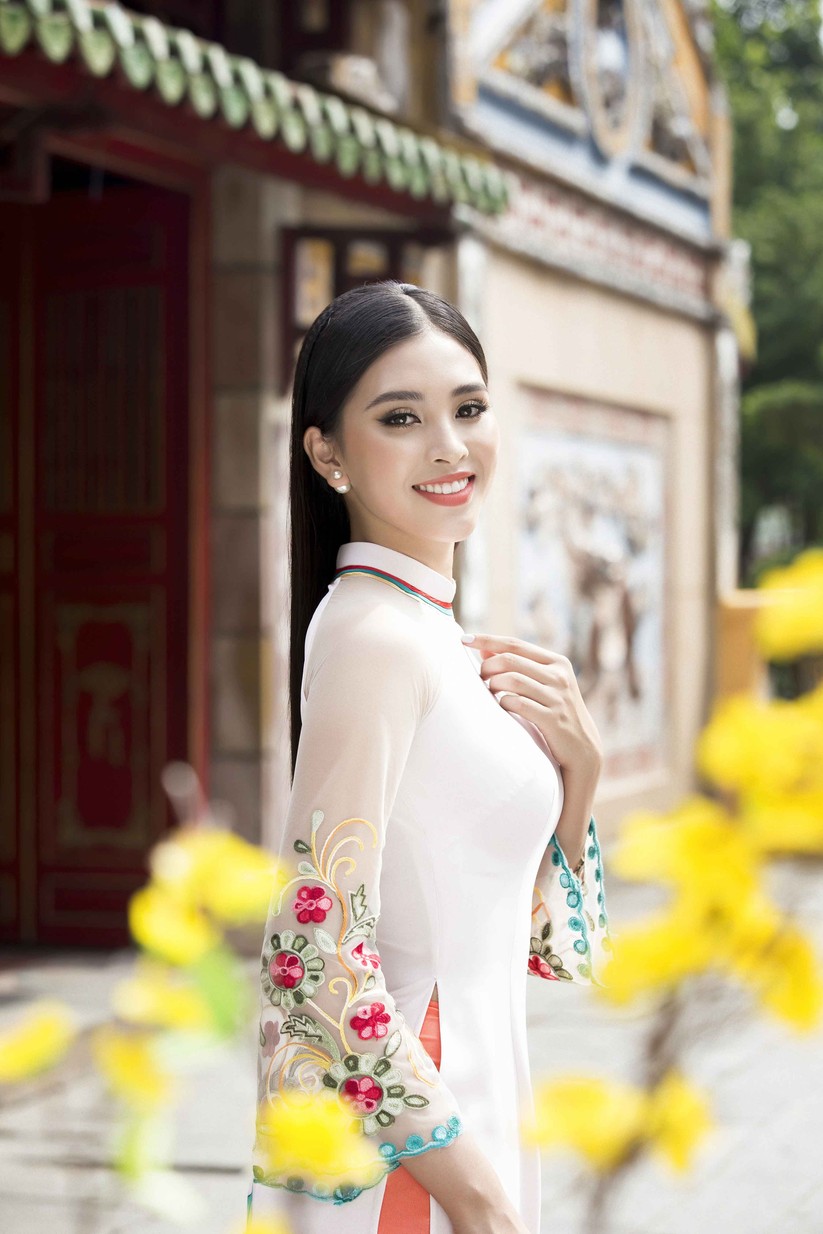 Hoa hậu Tiểu Vy khoe sắc xuân trong áo dài Ngô Nhật Huy ảnh 11