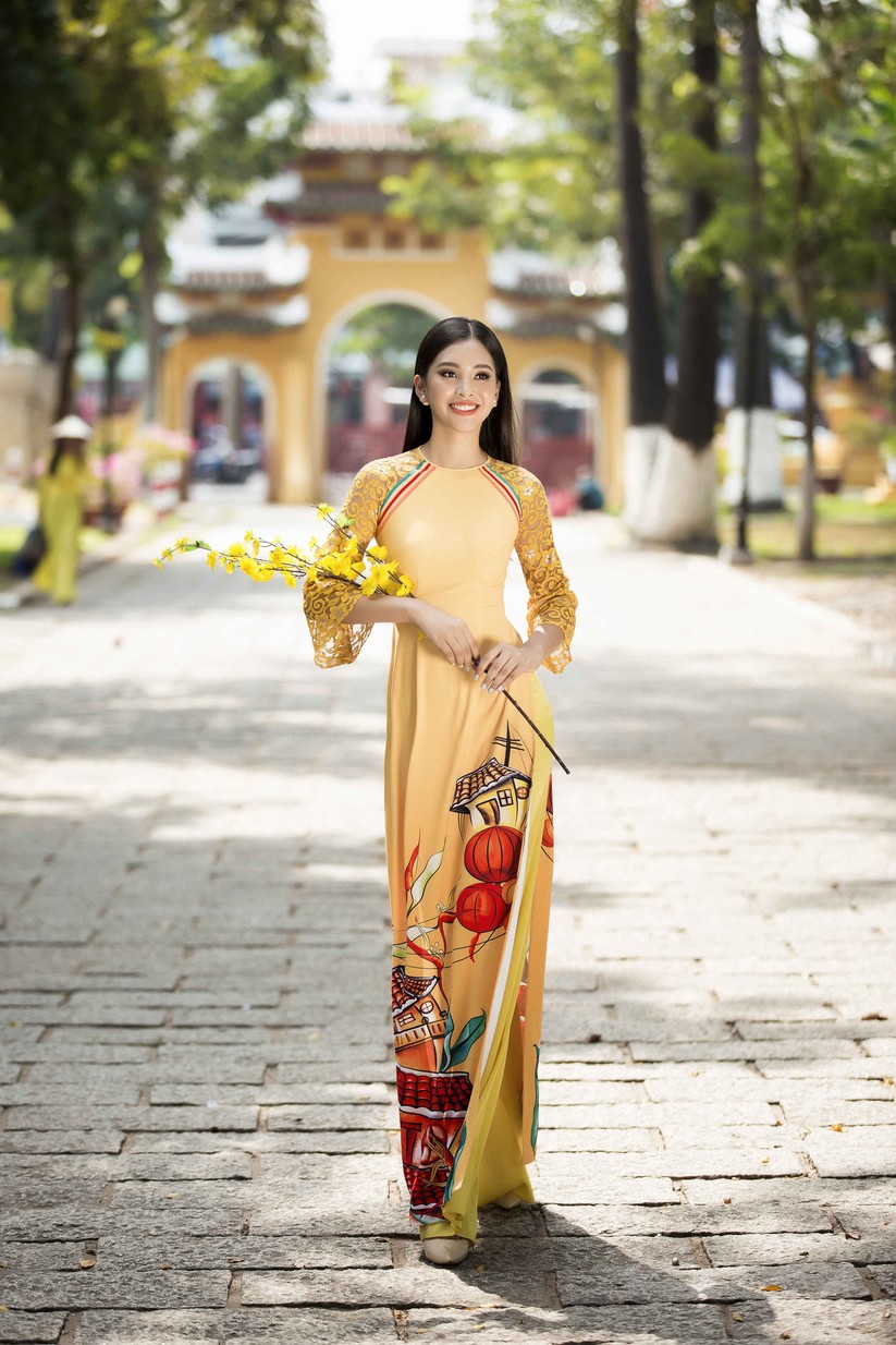 Hoa hậu Tiểu Vy khoe sắc xuân trong áo dài Ngô Nhật Huy ảnh 17