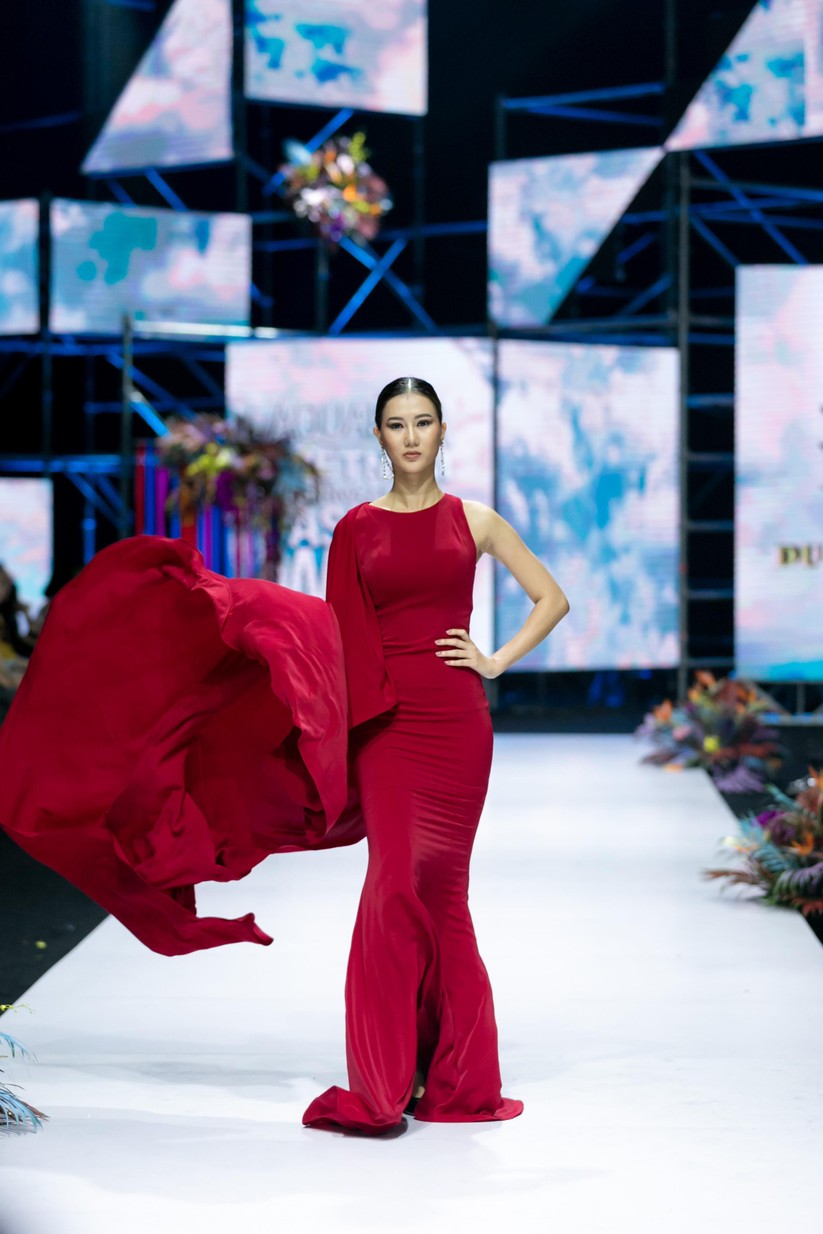 Hoa hậu Trương Hồ Phương Nga bất ngờ xuất hiện đẹp lộng lẫy trên sàn catwalk ảnh 10