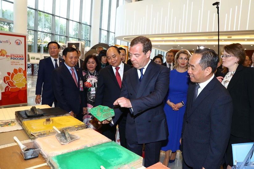 Thủ tướng Nguyễn Xuân Phúc tặng tranh Đông Hồ cho Thủ tướng Nga Dmitri Medvedev ảnh 2