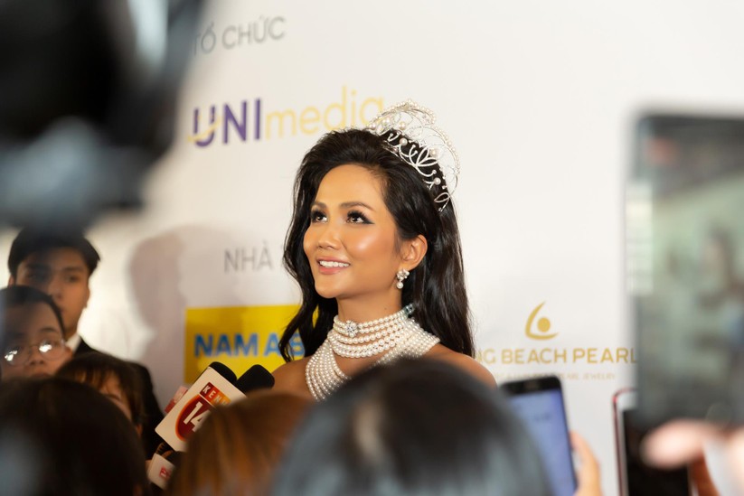 Hoa hậu H’ Hen Niê được tặng vĩnh viễn vương miện tiền tỷ ảnh 5
