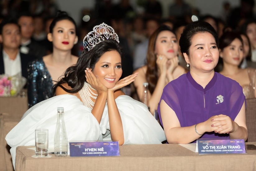 Hoa hậu H’ Hen Niê được tặng vĩnh viễn vương miện tiền tỷ ảnh 2