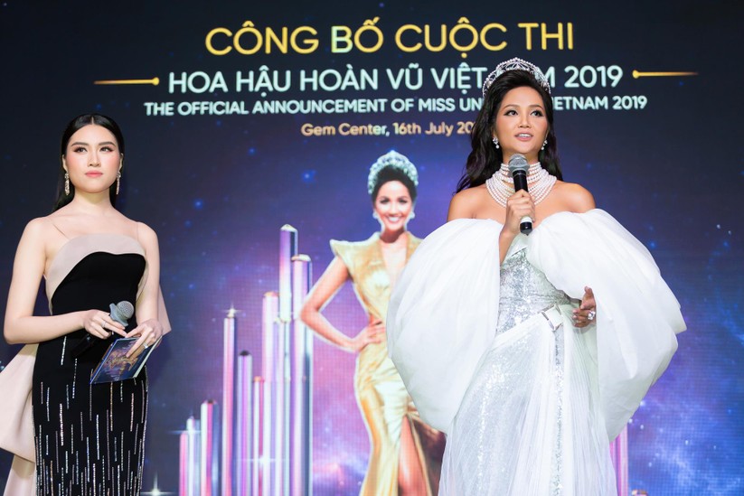 Hoa hậu H’ Hen Niê được tặng vĩnh viễn vương miện tiền tỷ ảnh 3