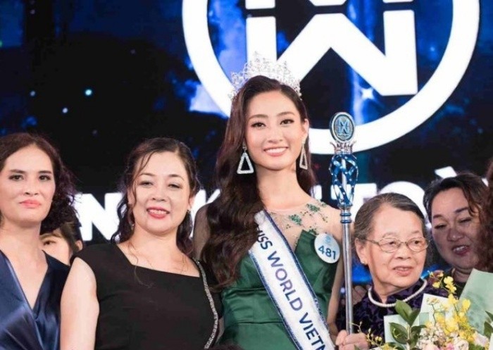Hoa hậu Lương Thùy Linh và người mẹ giữ chức vụ cao ở kho bạc tỉnh Cao Bằng
