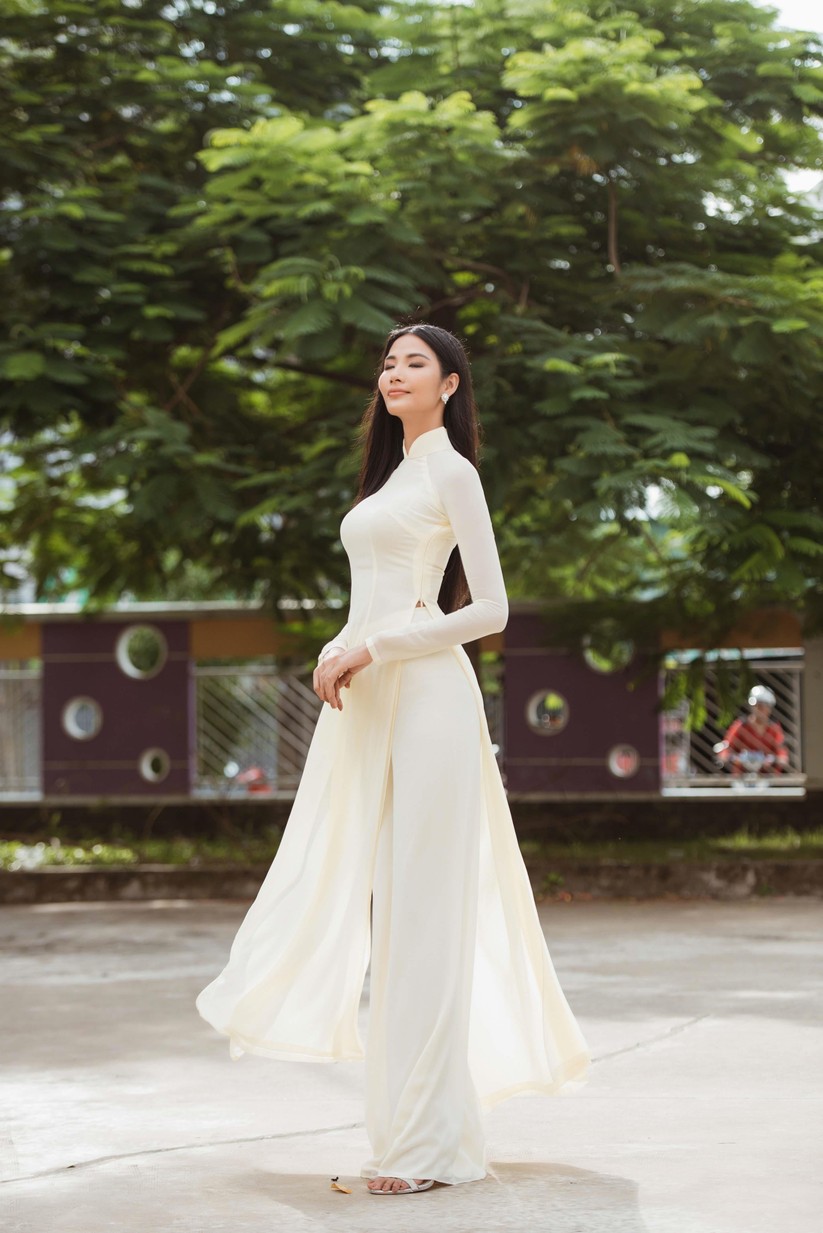 Hoa hậu H’Hen Niê và Á hậu Hoàng Thùy thướt tha áo trắng thả dáng sân trường ảnh 16