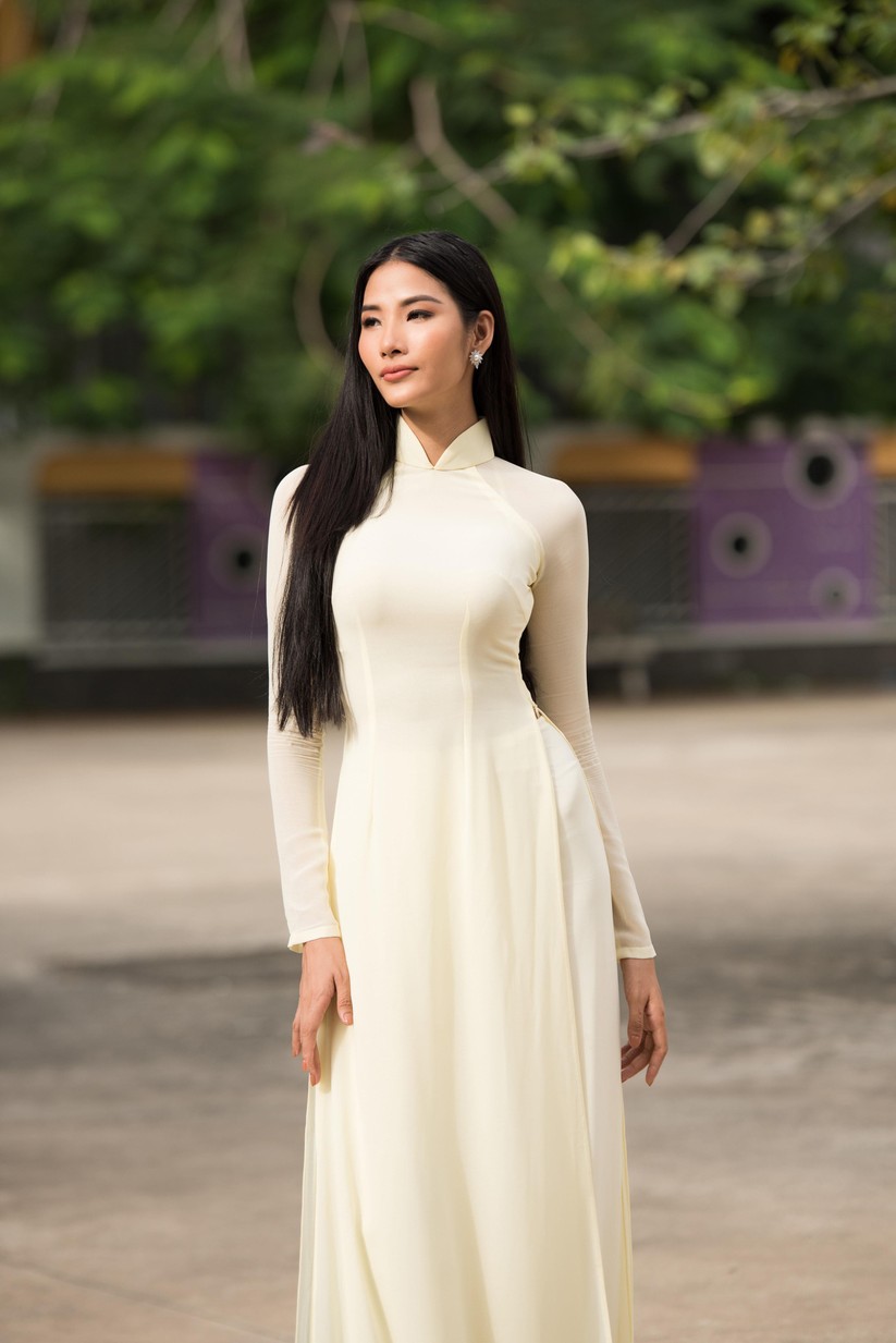 Hoa hậu H’Hen Niê và Á hậu Hoàng Thùy thướt tha áo trắng thả dáng sân trường ảnh 17