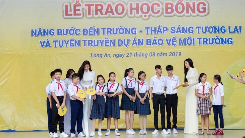 Hoa hậu H’Hen Niê và Á hậu Hoàng Thùy thướt tha áo trắng thả dáng sân trường ảnh 11