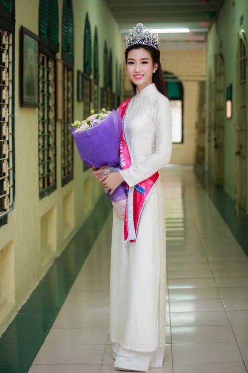 Hoa hậu, Á hậu lộng lẫy duyên dáng áo trắng sân trường ảnh 2
