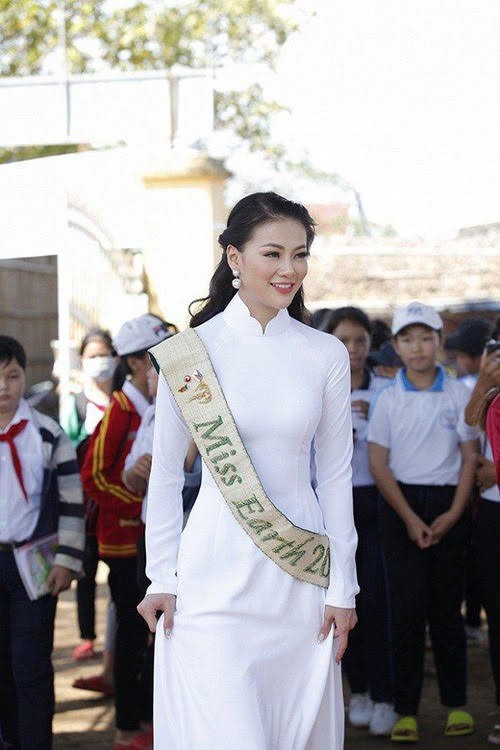 Hoa hậu, Á hậu lộng lẫy duyên dáng áo trắng sân trường ảnh 3